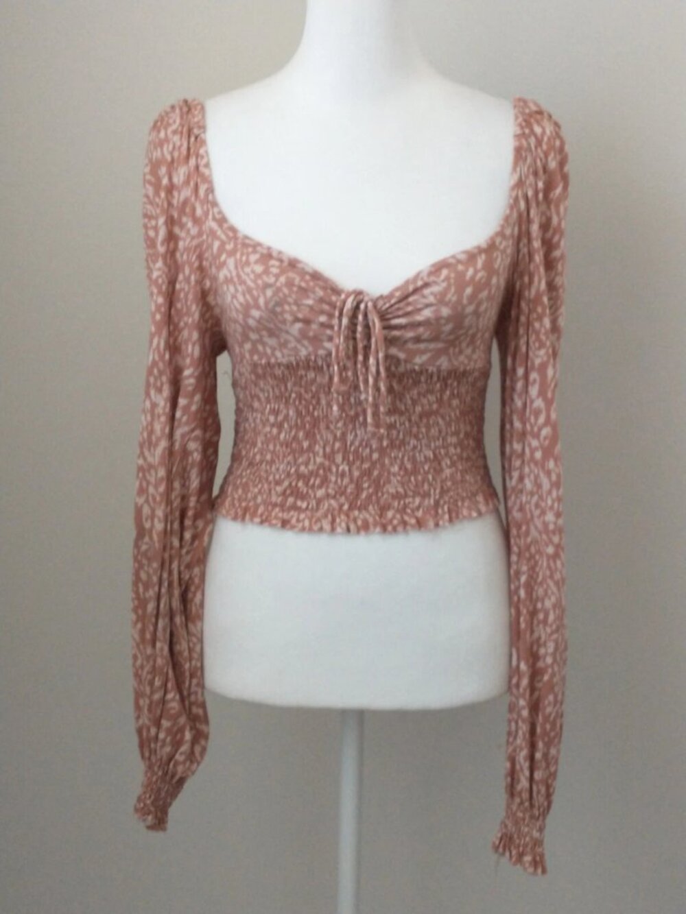 Urban Outfitters Leopard Print Smocked Puff Sleeve Crop Top XS Feminine Romantic